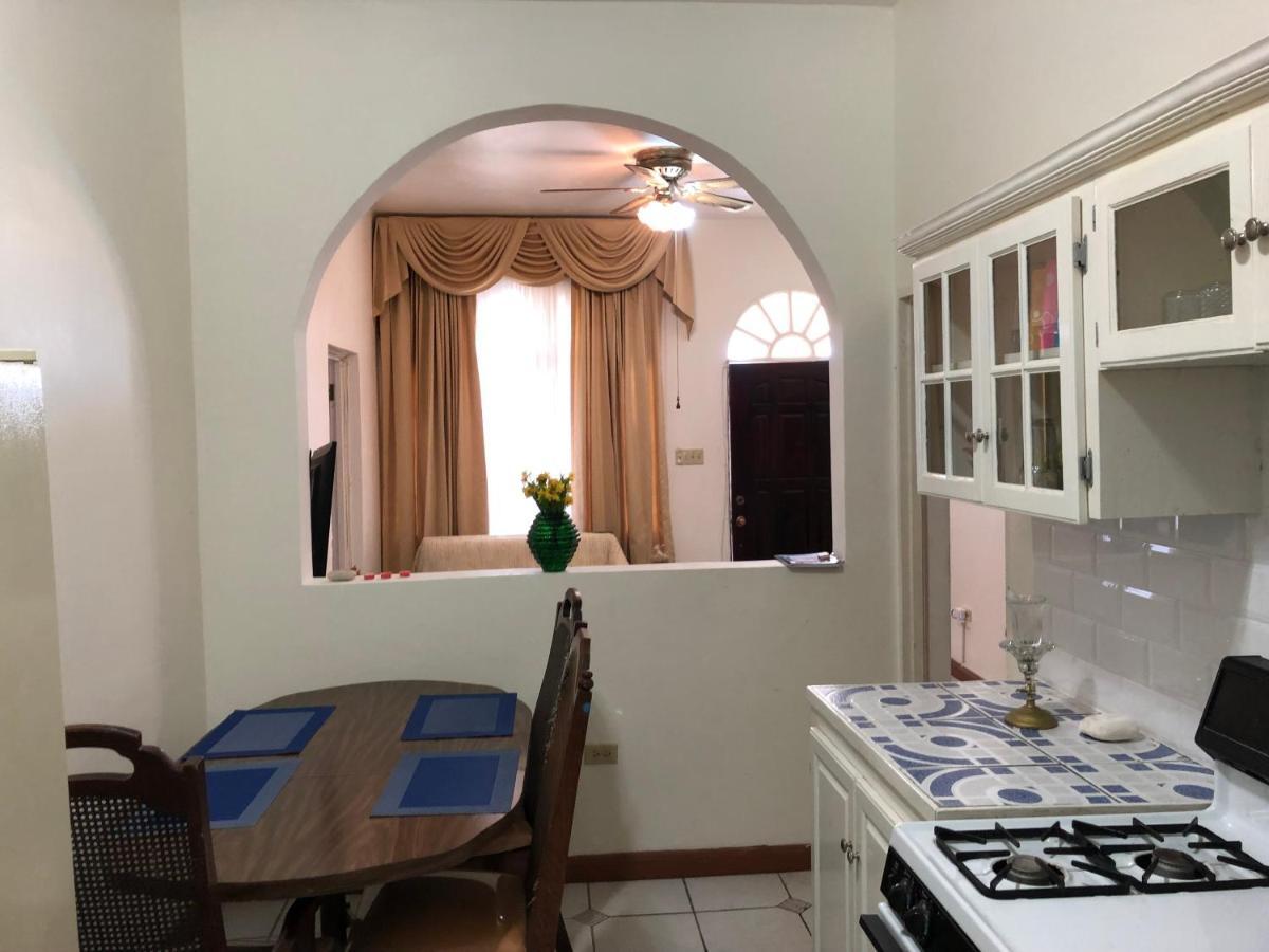 Goldenview Guesthouse Ocho Rios Exteriör bild
