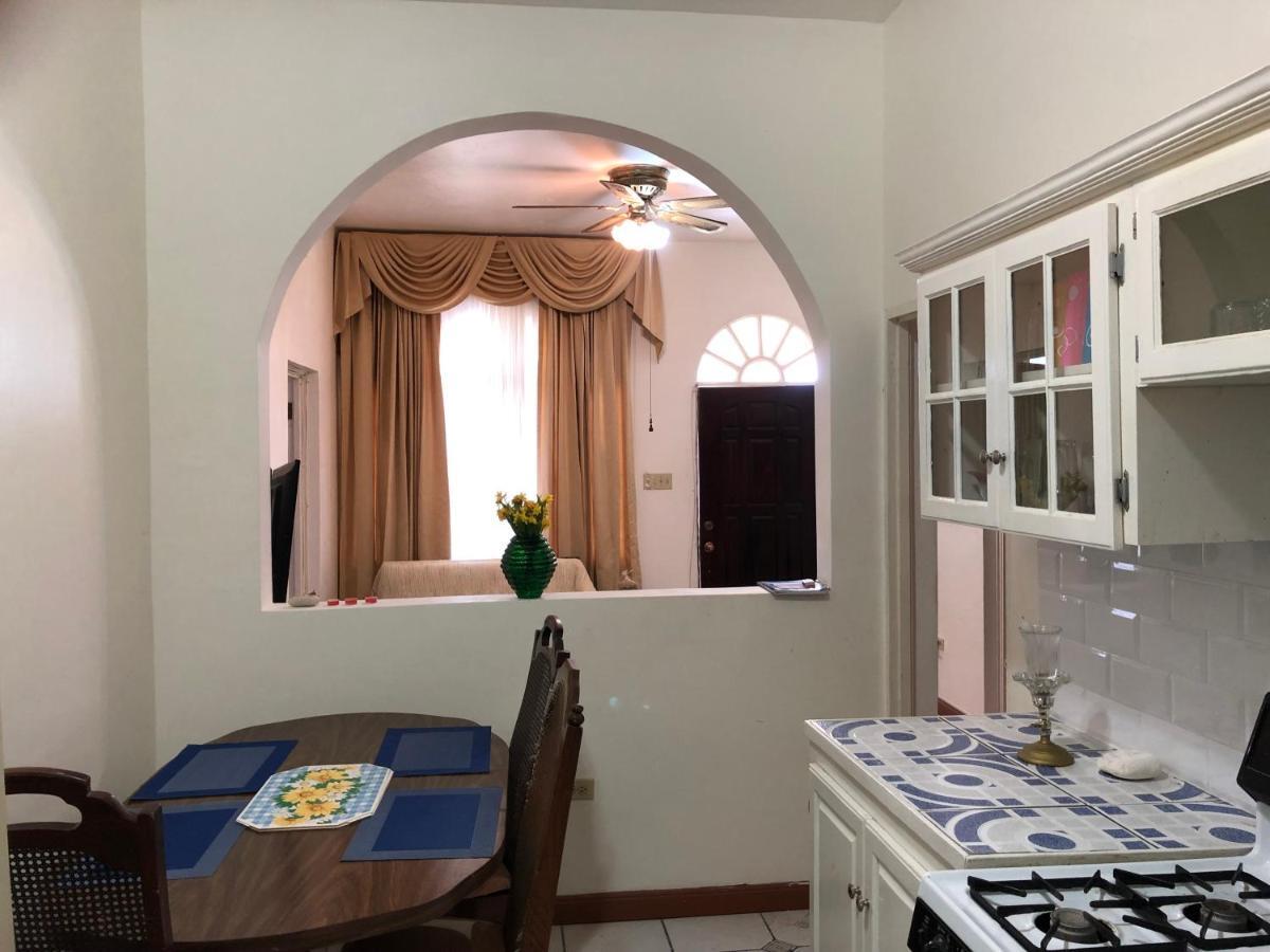 Goldenview Guesthouse Ocho Rios Exteriör bild